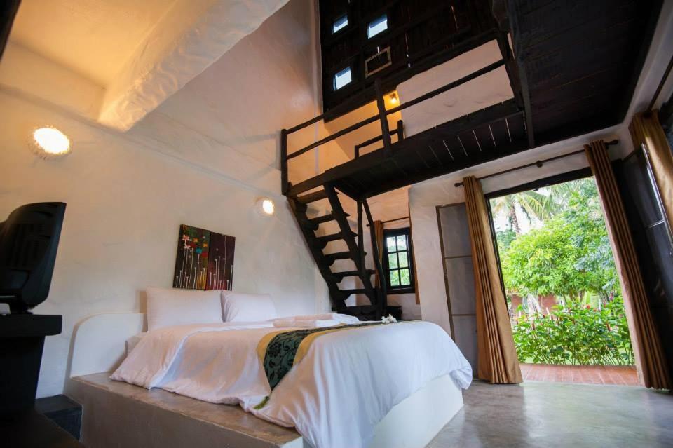 Hotel Baan Pong Tara Suan Phueng Zewnętrze zdjęcie